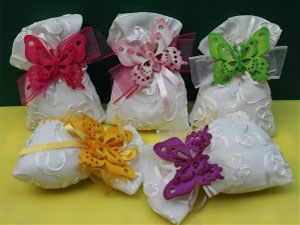 Bomboniera Sacchettone ricamato avorio con farfalla feltro 5 colori max 48 pezzi Bomboniera Sacchettone ricamato avorio con farfalla feltro 5 colori max 48 pezzi